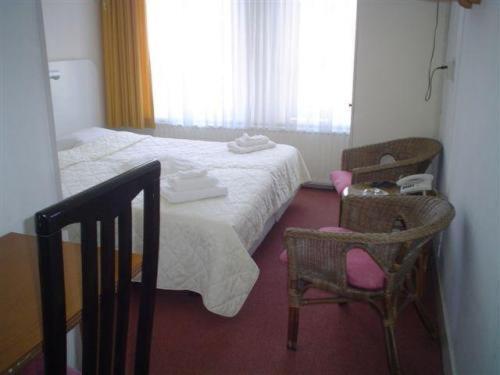 Staten Hotel Хага Стая снимка